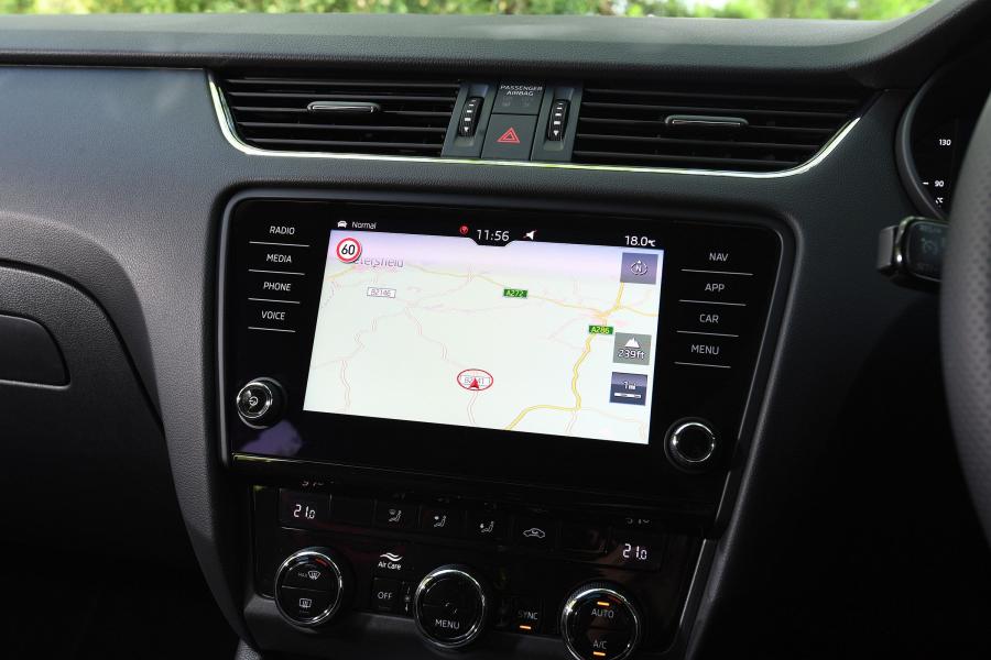 Детали интерьера Skoda Octavia Sportline (5E) 2019 года  (UK) (фото 9 из 14)